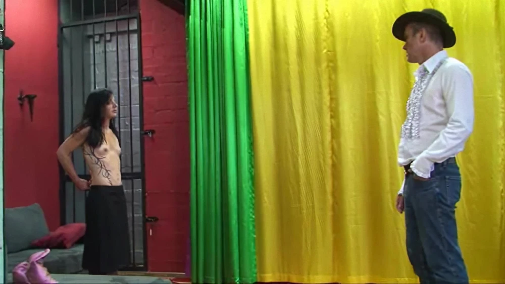 Ungehorsame MILF entkleidet: Unter dem Befehl des dominanten Mannes: Ansehen auf SadoOnly